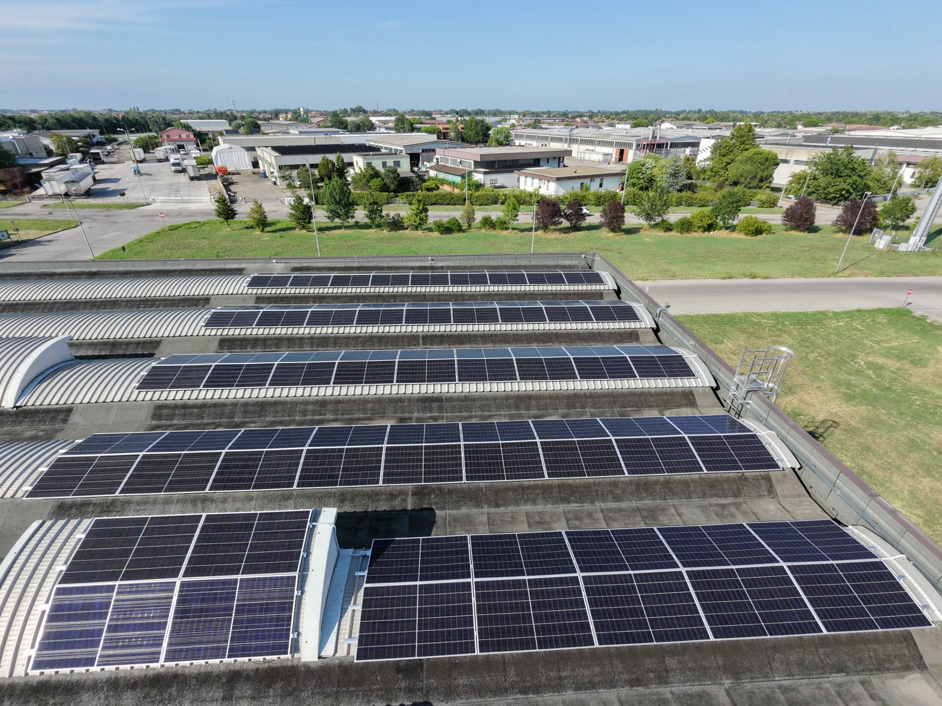 Vista aerea dei moduli fotovoltaici installati sulla copertura dello stabilimento Bonora Meccanica a Molinella